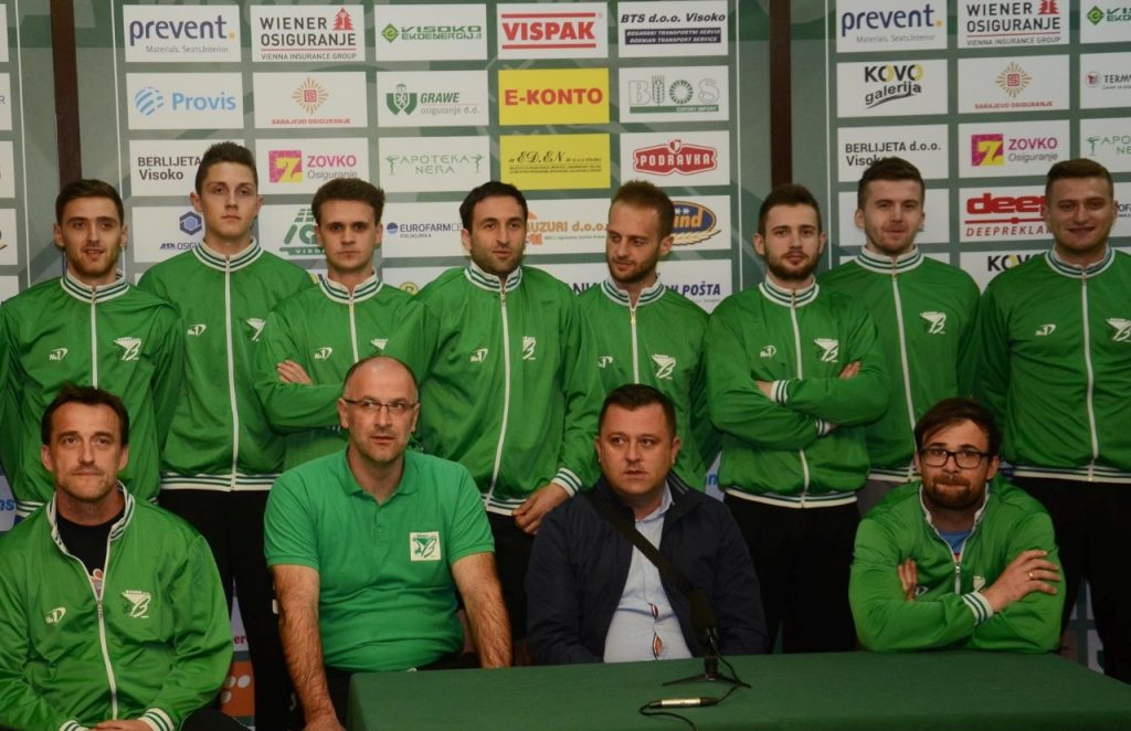 Adnan Delić sa trenerima i igračima